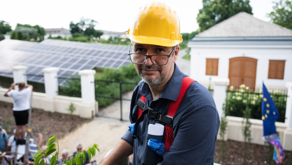 „Örülök, hogy a választás előtt nem mernek beköltözni” – Hadházy lőtt egy szelfit az üresen álló Hatvanpusztán