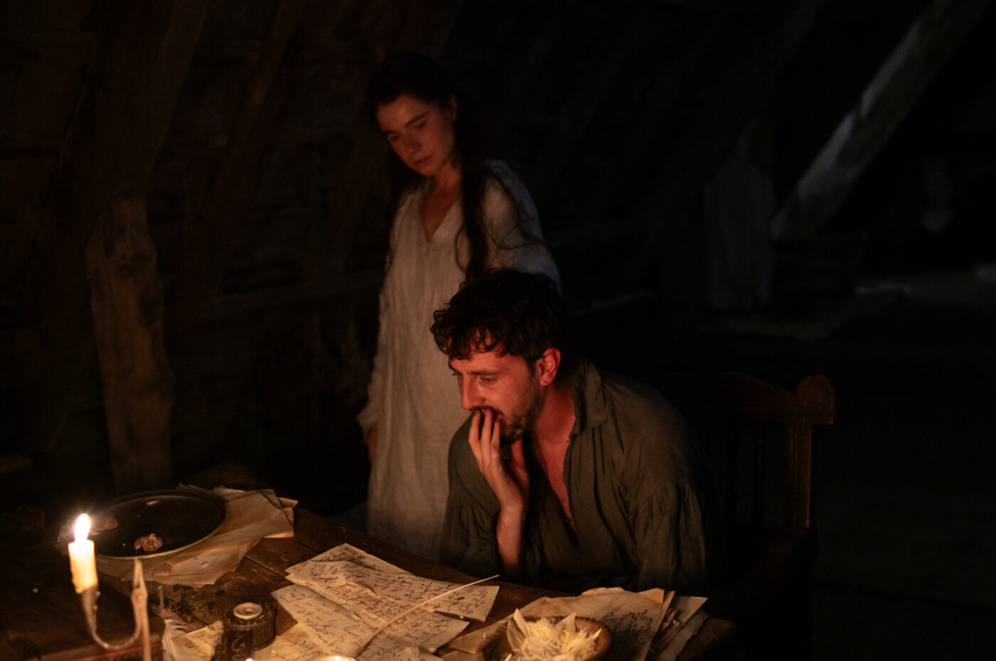 Jessie Buckley és Paul Mescal a Hamnet című film forgatásán.