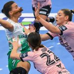 Jovana Jovovic (k) és Kristin Thorleifsdóttir (j) a Debrecen, valamint Helena Elver Hageso, a Győr játékosa a női kézilabda Bajnokok Ligája A csoportjának 5. fordulójában játszott DVSC Schaeffler - Győri Audi ETO KC mérkőzésen a debreceni Hódos Imre rendezvénycsarnokban 2025. október 25-én.