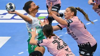 Jovana Jovovic (k) és Kristin Thorleifsdóttir (j) a Debrecen, valamint Helena Elver Hageso, a Győr játékosa a női kézilabda Bajnokok Ligája A csoportjának 5. fordulójában játszott DVSC Schaeffler - Győri Audi ETO KC mérkőzésen a debreceni Hódos Imre rendezvénycsarnokban 2025. október 25-én.