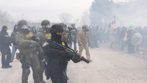 Az idegenrendészet ügynökei összecsapnak a tüntetőkkel minneapolisban