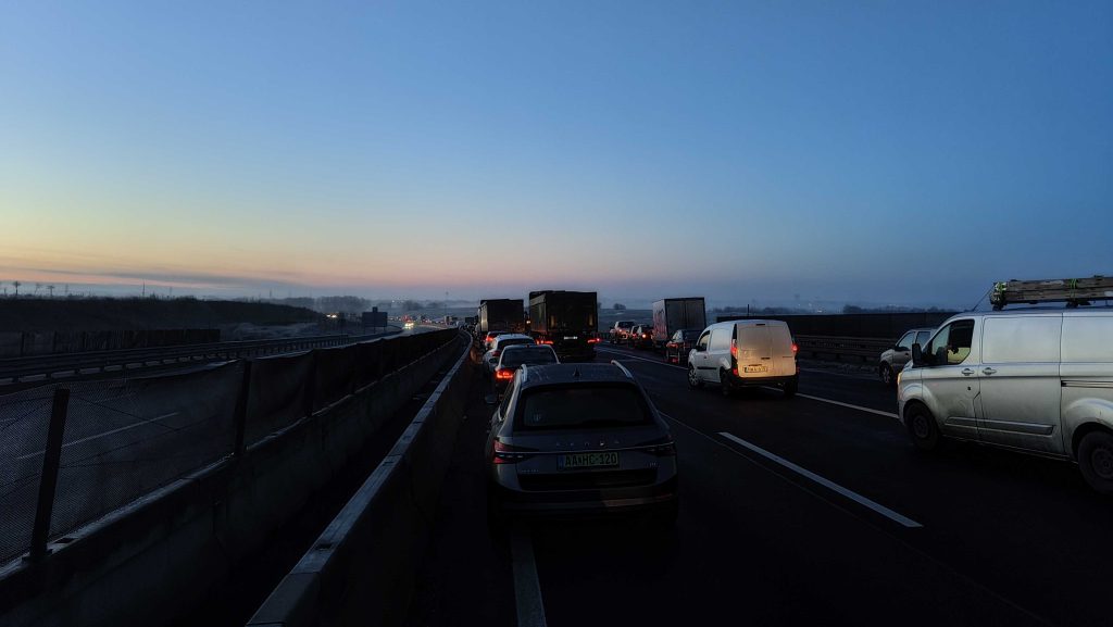 Három személyautó és egy furgon ütközött az M2-esen Dunakeszinél