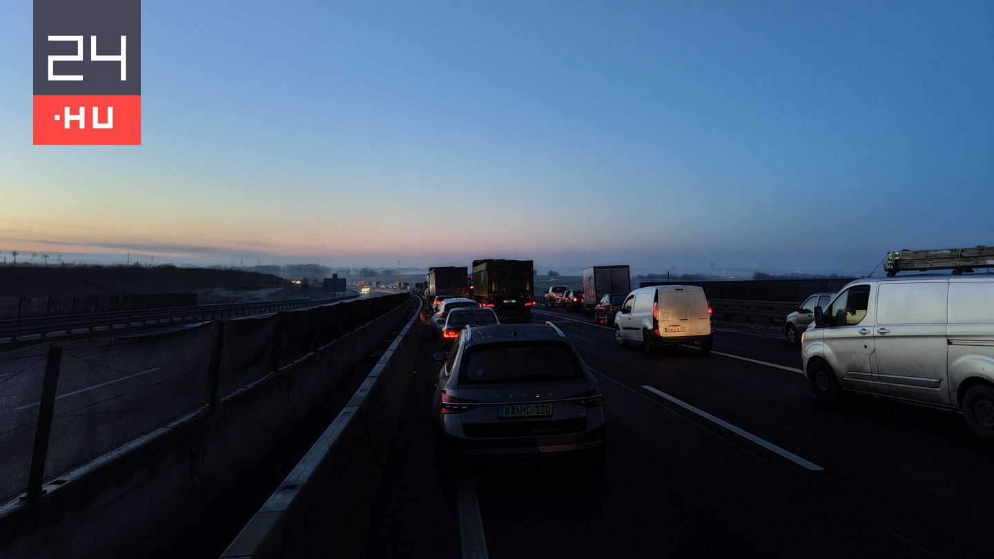 Három személyautó és egy furgon ütközött az M2-esen Dunakeszinél