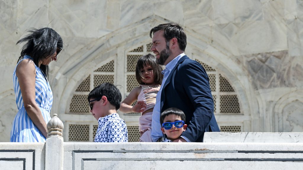 Egy férfi vérfürdőt ígért Disneylandbe, J. D. Vance és családja lett volna a célpont