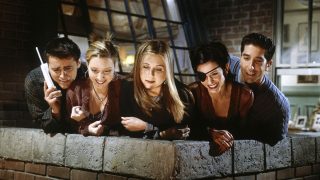 Matt LeBlanc, Lisa Kudrow, Jennifer Aniston, Courteney Cox, és David Schwimmer lenéznek az erkélyről a Jóbarátok című sorozatban