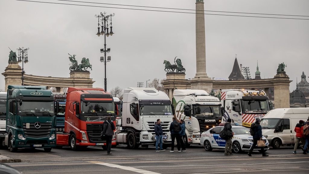Lázárék újragondolják az útdíjemelést