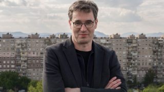 Karácsony Gergely budapesti főpolgármester, háttérben panel lakótelep.