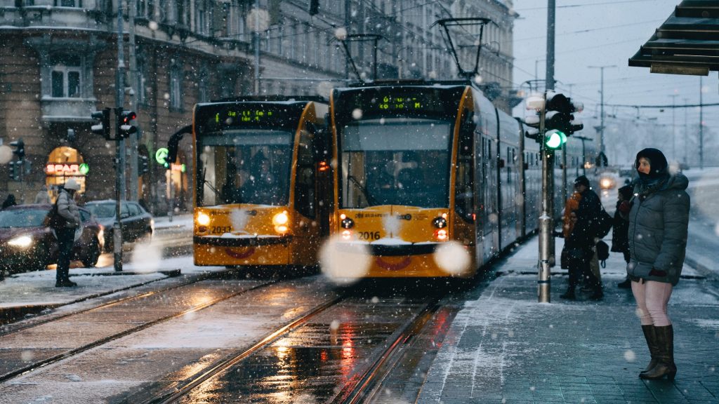 Karácsony: Éjjel-nappal végzik a síkosságmentesítést