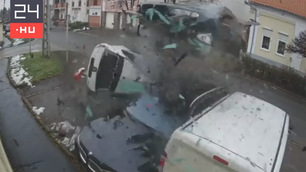 Belecsapódott egy parkoló autóba, majd átrepült két másikat – akciófilmeket idéző baleset Gyöngyösön