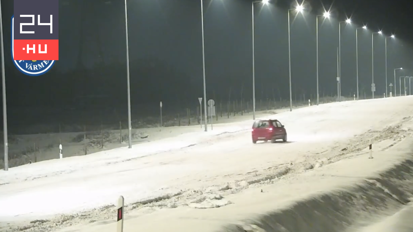 Havas úton próbáltak fiatalok driftelni Gödön – az árokban kötött ki az autó