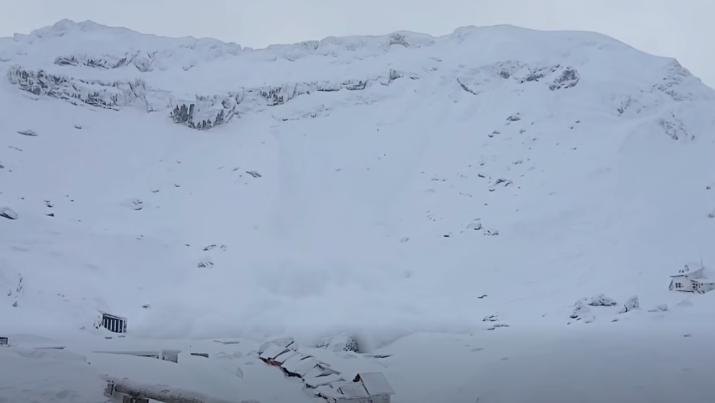 Két síelő lavinát indított el a Fogarasi-havasokban