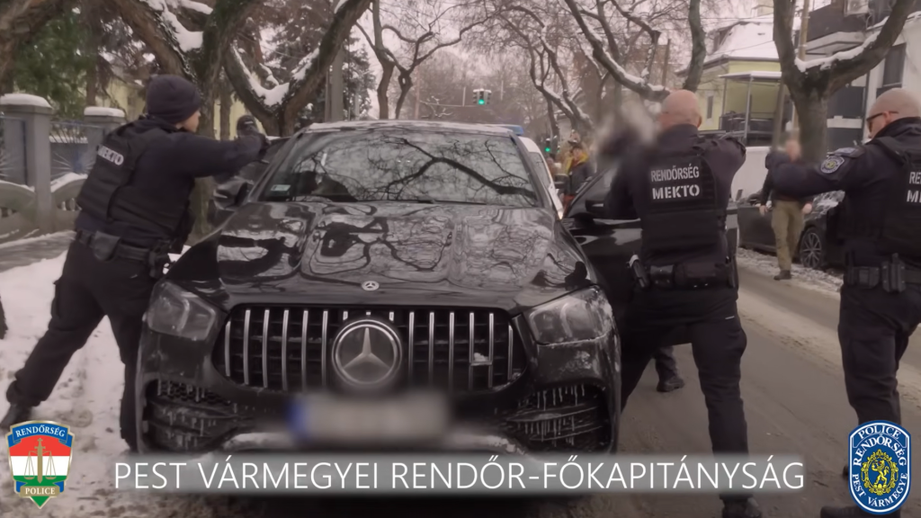 A Mercedeséből rángatták ki a rendőrök a több százmilliós telkekkel seftelő lakásmaffiózót
