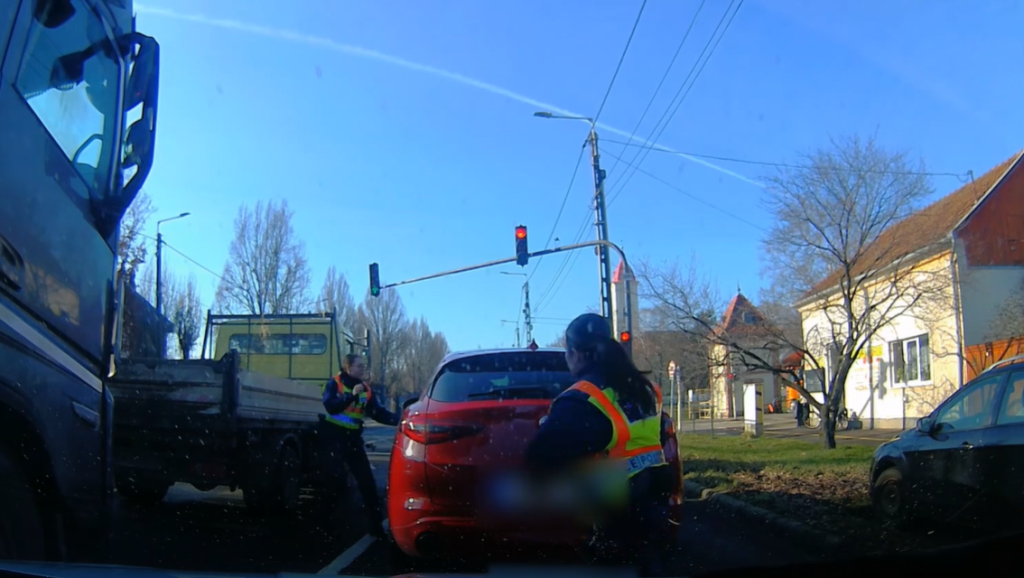 Videón, ahogy a rendőrnő kiszedte az autójából a piroson áthajtó, 120-szal száguldozó sofőrt