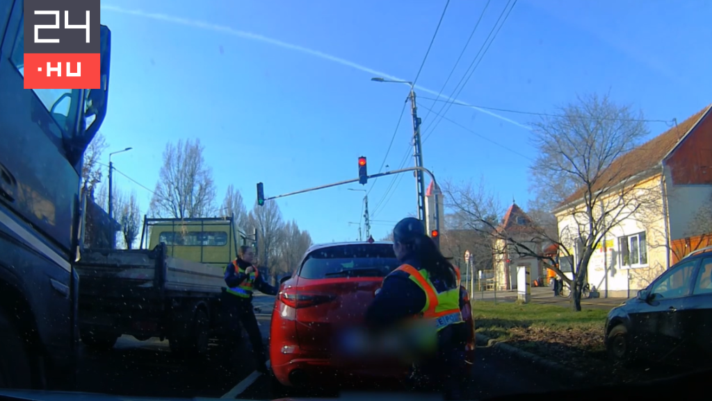Videón, ahogy a rendőrnő kiszedte az autójából a piroson áthajtó, 120-szal száguldozó sofőrt