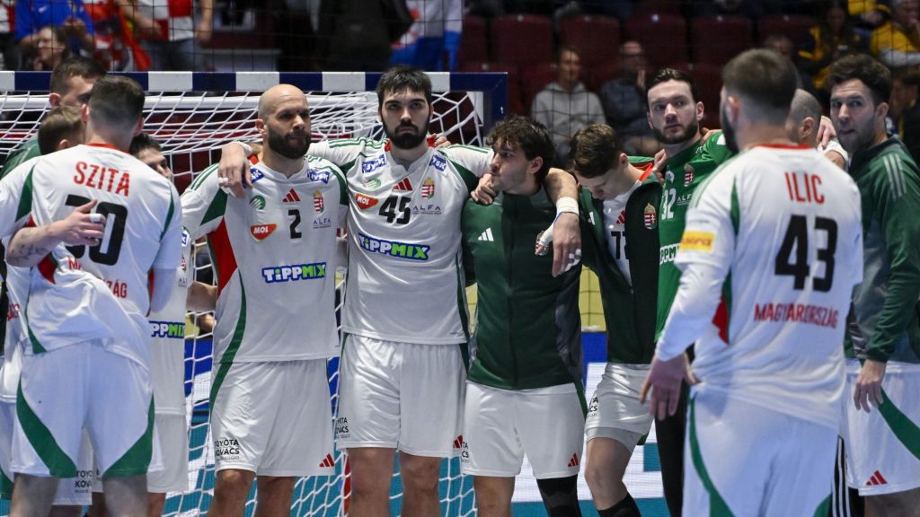 A magyar csapat tagjai a dán-norvég-svéd közös rendezésű férfi kézilabda-Európa-bajnokság középdöntőjének 4. fordulójában, a II. csoportban játszott Horvátország - Magyarország mérkőzés után a svédországi Malmö Arénában 2026. január 28-án. A magyar válogatott 27-25-re kikapott.