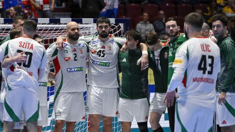 A magyar csapat tagjai a dán-norvég-svéd közös rendezésű férfi kézilabda-Európa-bajnokság középdöntőjének 4. fordulójában, a II. csoportban játszott Horvátország - Magyarország mérkőzés után a svédországi Malmö Arénában 2026. január 28-án. A magyar válogatott 27-25-re kikapott.