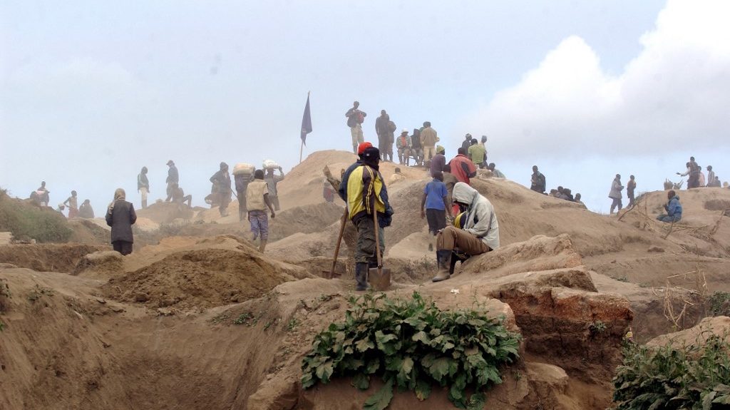 Gyerekek és nők is odavesztek a koltánbányában történt omlásban
