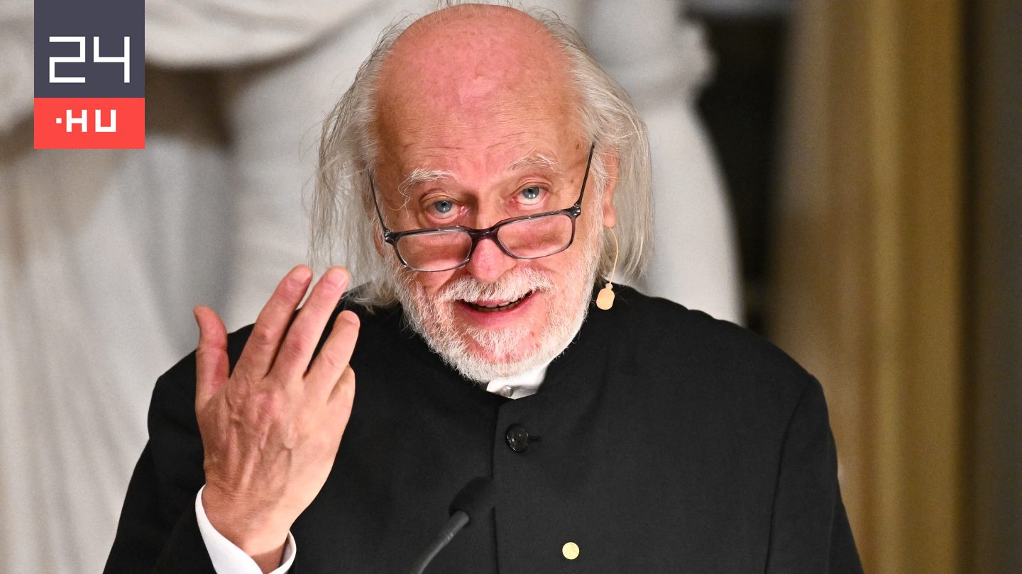 Emléktáblát avattak a háznál, ahol Krasznahorkai László gyerekként megutálta a rózsákat