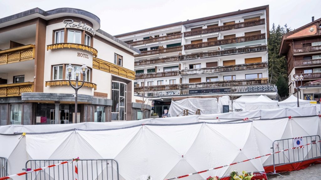 Svájci tűzvész: többször is visszament az égő bárba a 19 éves diák