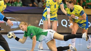 Linn Blohm (elöl, k), a Győr, valamint Suzanne Wajoka (b), Tyra Axnér (k) és Xenia Smits (j), a Metz játékosai a női kézilabda Bajnokok Ligája A csoportjának 6. fordulójában a Győri Audi ETO KC - Metz HB mérkőzésen a győri Audi Arénában 2025. november 1-jén.