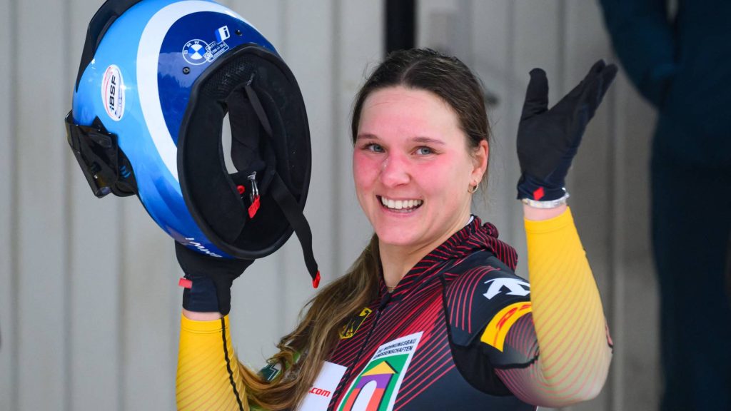 17 January 2026, Saxony, Altenberg: Bobsleigh: World Cup, monobob, women, 2nd run, winner Lisa Buckwitz (Germany) celebrates after her third place in the overall World Cup. Photo: Robert Michael/dpa