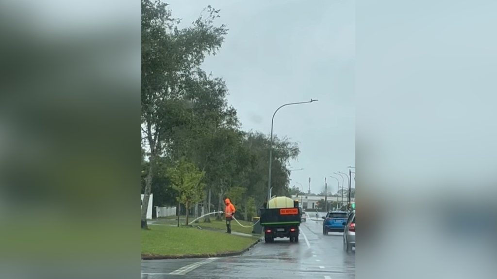 Napok óta szakadó esőben locsoltatott fákat az önkormányzat Új-Zélandon