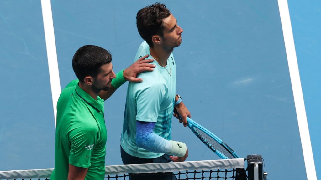 Dráma az Australian Openen: kétszettes előnyben adta fel a negyeddöntőt Djokovic ellenfele