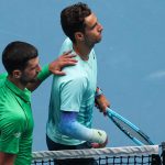 Novak Djokovic (alul) és Lorenzo Musetti az Australian Open negyeddöntője után. Az olasz sérülés miatt feladta, noha kétszettes előnyben volt.