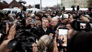 Magyar Péter az idősebb korosztály képviselőivel szelfizik.