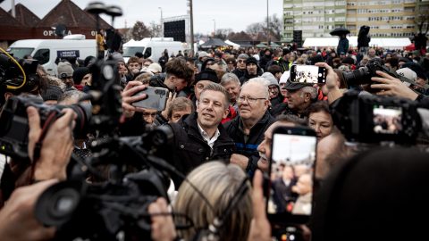 Magyar Péter az idősebb korosztály képviselőivel szelfizik.