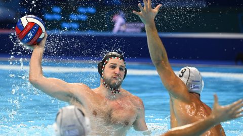 Belgrád, 2026. január 23. Manhercz Krisztián (b) és Ariszteidisz Halivolopulosz, a görög csapat tagja a belgrádi férfi vízilabda Európa-bajnokság elődöntőjében játszott Magyarország - Görögország mérkőzésen a Belgrade Arenában 2026. január 23-án.