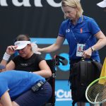 Marina Stakusic kerekesszékben hagyta el a teniszpályát az Australian Openen Canada's Marina Stakusic (L) reacts in a wheelchair as she retires due to an injury while playing against Australia's Priscilla Hon (R) during their women's singles match on day two of the Australian Open tennis tournament in Melbourne on January 19, 2026.
