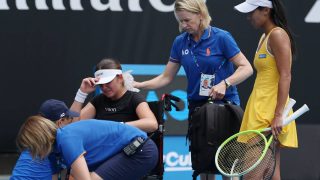 Marina Stakusic kerekesszékben hagyta el a teniszpályát az Australian Openen Canada's Marina Stakusic (L) reacts in a wheelchair as she retires due to an injury while playing against Australia's Priscilla Hon (R) during their women's singles match on day two of the Australian Open tennis tournament in Melbourne on January 19, 2026.