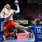A dán Mathias Gidsal lő kapura az Izland elleni elődöntőben a kézilabda Euróa-bajnokságon.