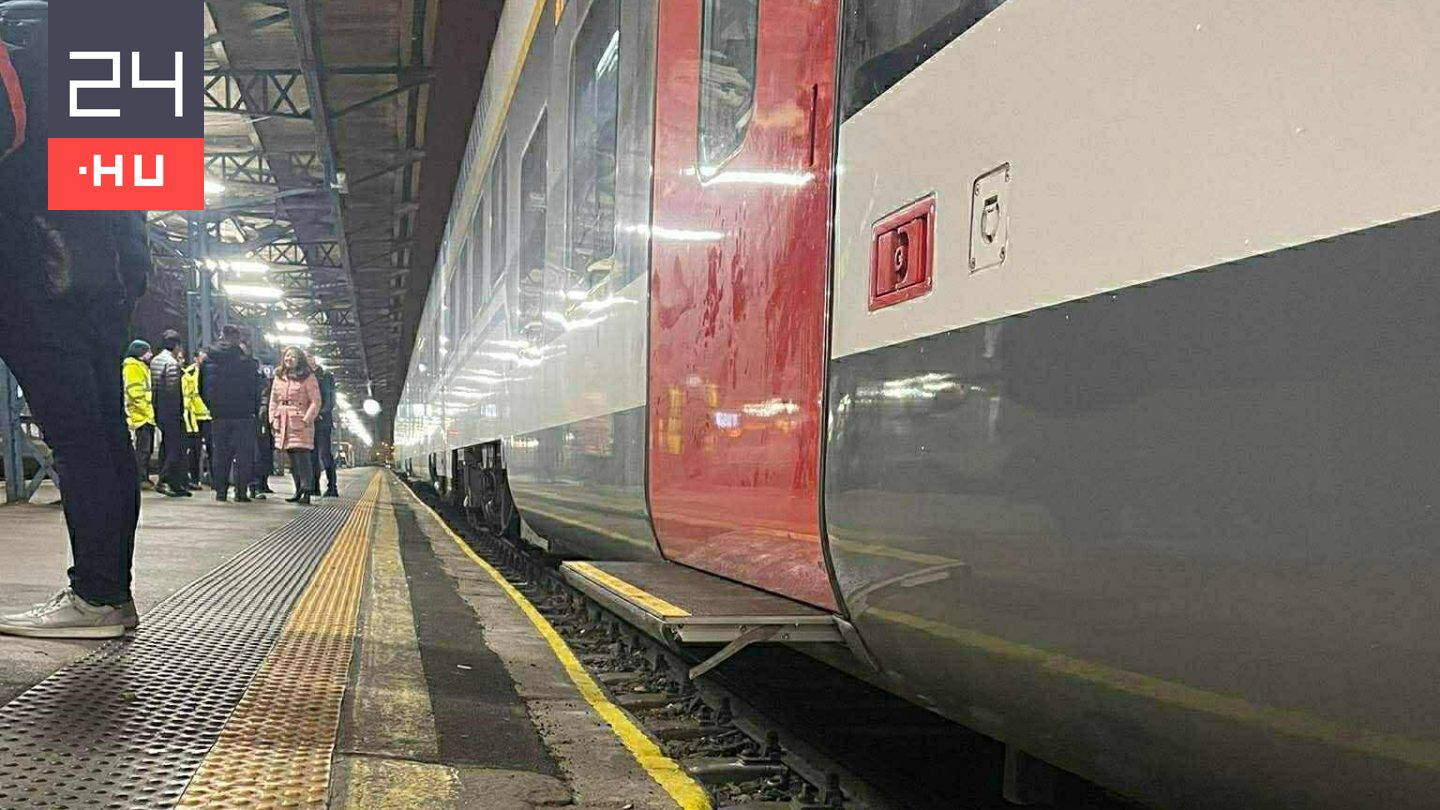 Nincs lépcső a kínai vonaton, ezért át kell építeni a peront a Keletiben