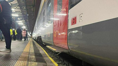 A kínai CRRC vállalat alacsonypadlós vonata a Keletiben.