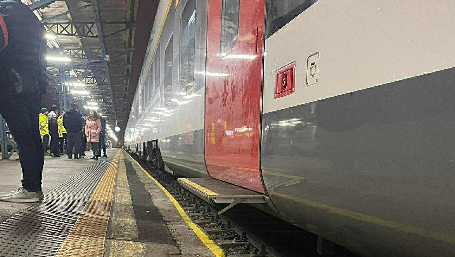 A kínai CRRC vállalat alacsonypadlós vonata a Keletiben.