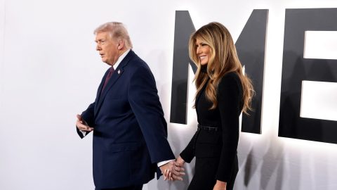 Donald Trump és Melania Trump kézenfogva sétálnak a Trump Kennedy Center vörös szőnyegén