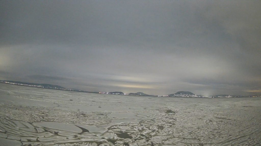 Videón, ahogy megindul a jégzajlás a Balatonon