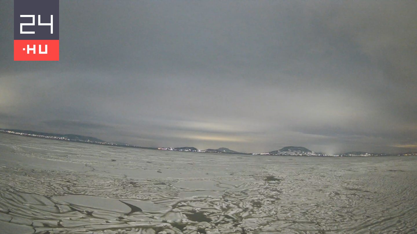 Videón, ahogy megindul a jégzajlás a Balatonon
