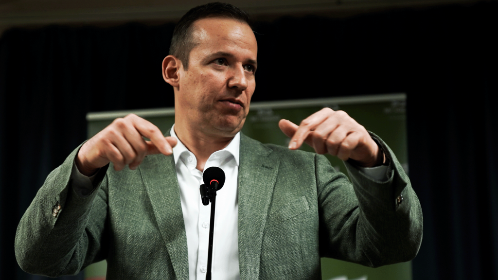 Toroczkai: Aki nem lesz első áprilisban, letérdel