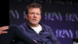 Michael J. Fox egy színpadon ülve beszél