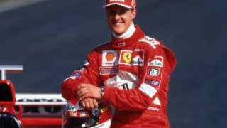 firo: Formula 1, season 1999 Sport, Motorsport, Formula 1, archive, archive pictures Team Ferrari (1996-2006) Michael Schumacher, Germany, was a Formula 1 driver from 1991 to 2006 and 2010 to 2012, Schumacher was 7, seven times , Formula 1, world champion, German national hero, brought Formula 1 after Germany, one of the largest Germans, 1st season at Ferrari Michael Schumacher, car, presentation, leaning against his car, helmet in hand, highlight | usage worldwide