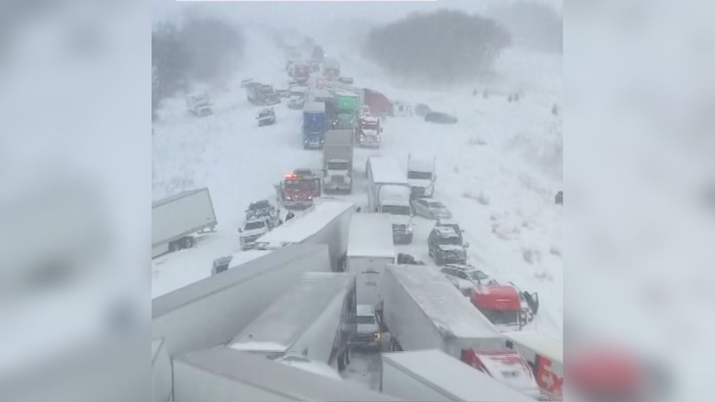 Több mint száz autó ütközött össze a hóviharban – drónvideó készült a helyszínen
