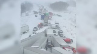 Drónfelvétel készült a több mint száz, egymással karambolozó autóról.