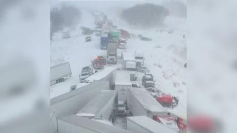 Drónfelvétel készült a több mint száz, egymással karambolozó autóról.