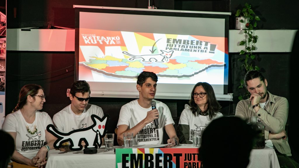 „Ideje, hogy visszalopjuk az országot” – parlamentbe készül a Kétfarkú Kutya Párt