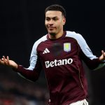 Morgan Rogers, az Aston Villa játékosa ünnepli a Manchester United elleni gólját.