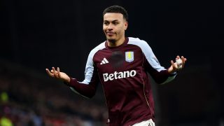 Morgan Rogers, az Aston Villa játékosa ünnepli a Manchester United elleni gólját.