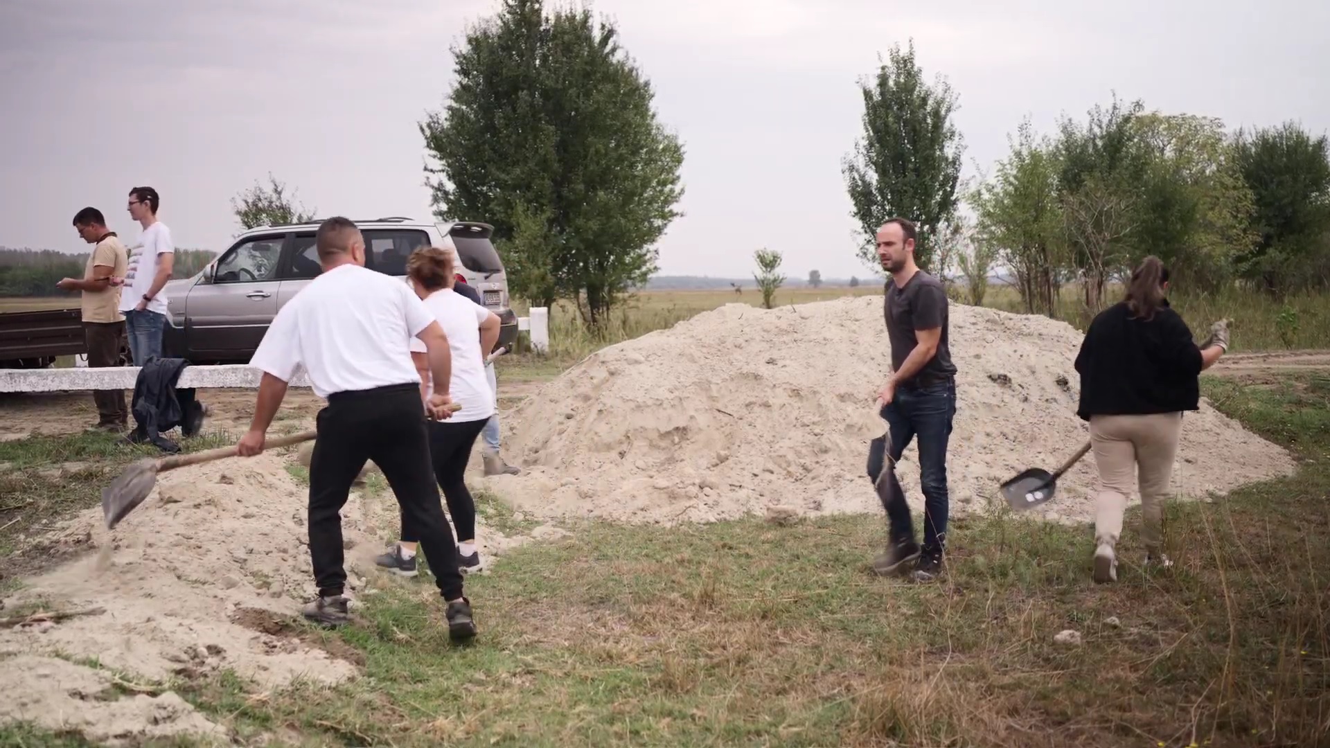 Önkéntesek dolgoznak Marospusztán egy vízőrző projekten.